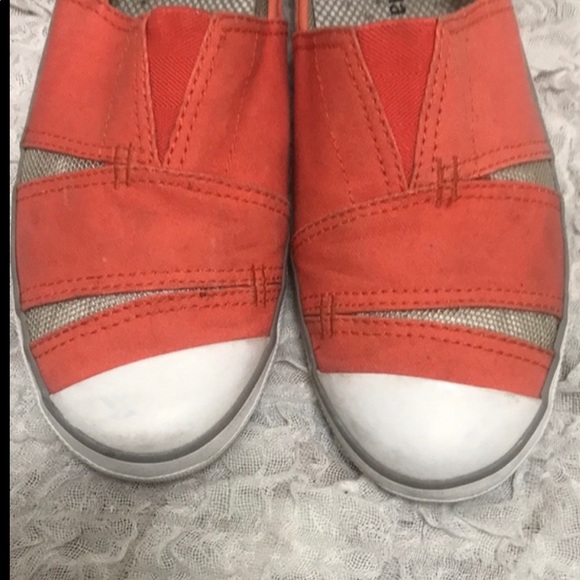 Columbia Sneakers Slip-On  Canvas Mesh Coral.  Size 8 - Picture 2 of 7